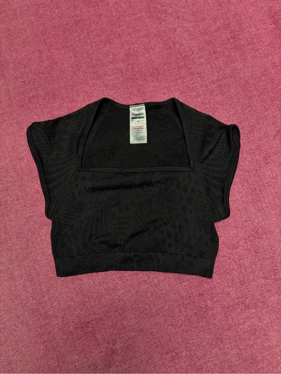 Gymshark Tops - Gymshark Black Cropped Top